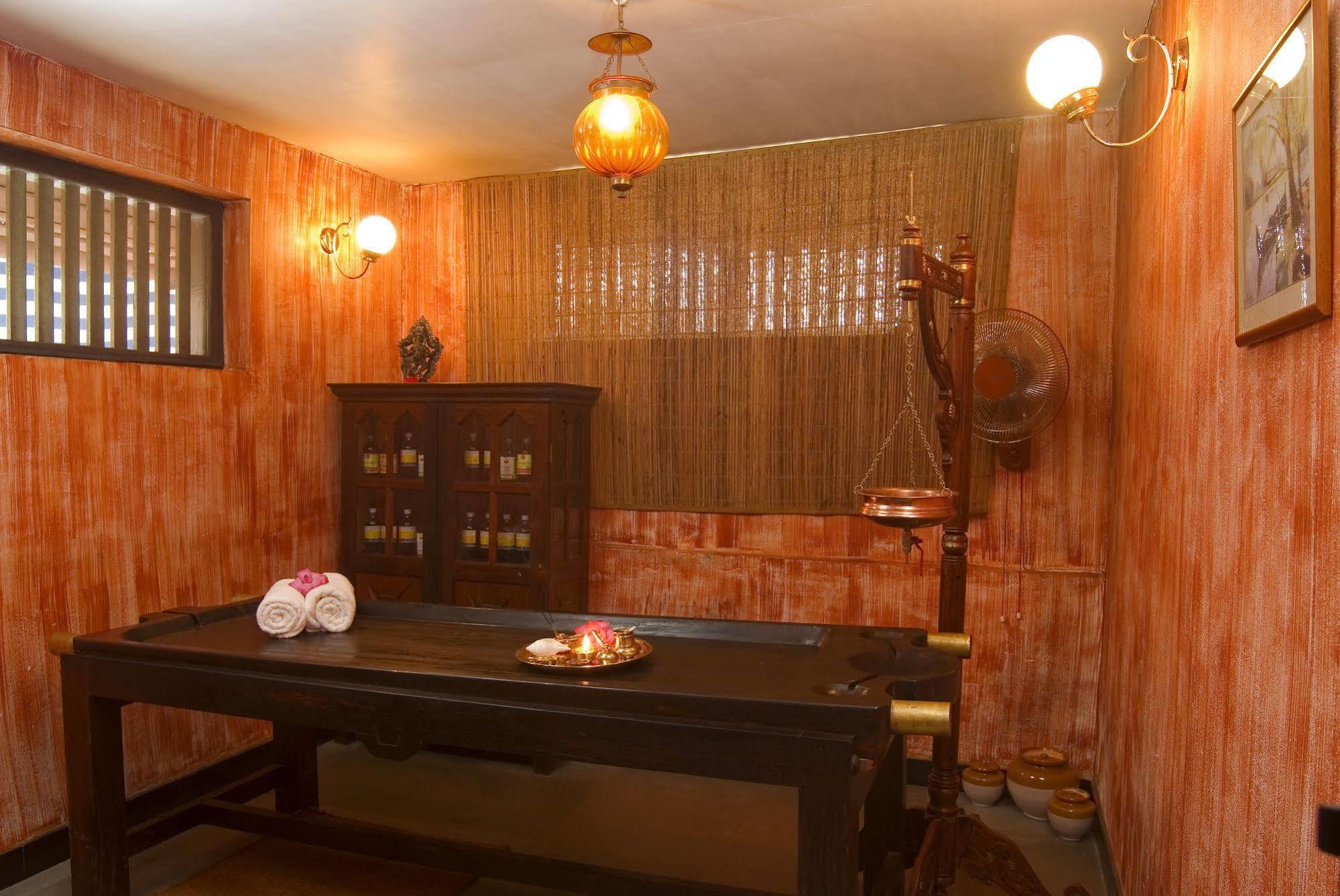 Hotel Raheem Residency Alappuzha Esterno foto